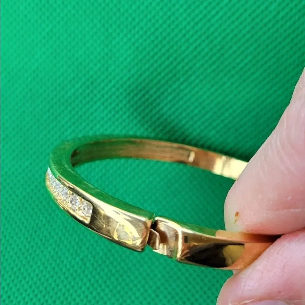 Roman vintage goldtone beautiful gold tone bracelet.